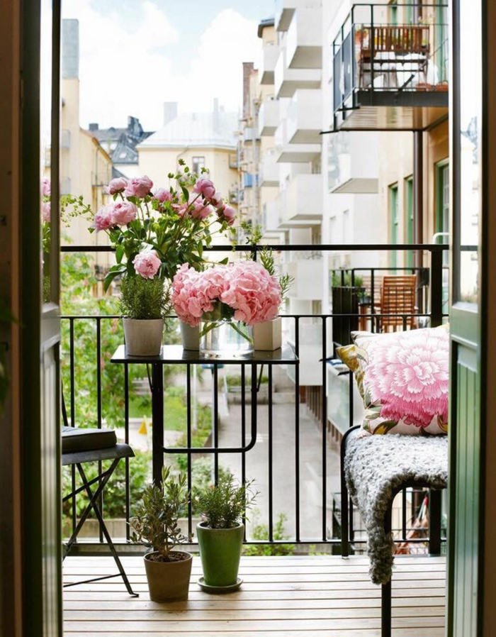 Ikea Outdoor Möbel, schöne rosa Blumen, Balkon Ideen, Kissen mit Blumenmotiven in Pink, kleiner Tisch