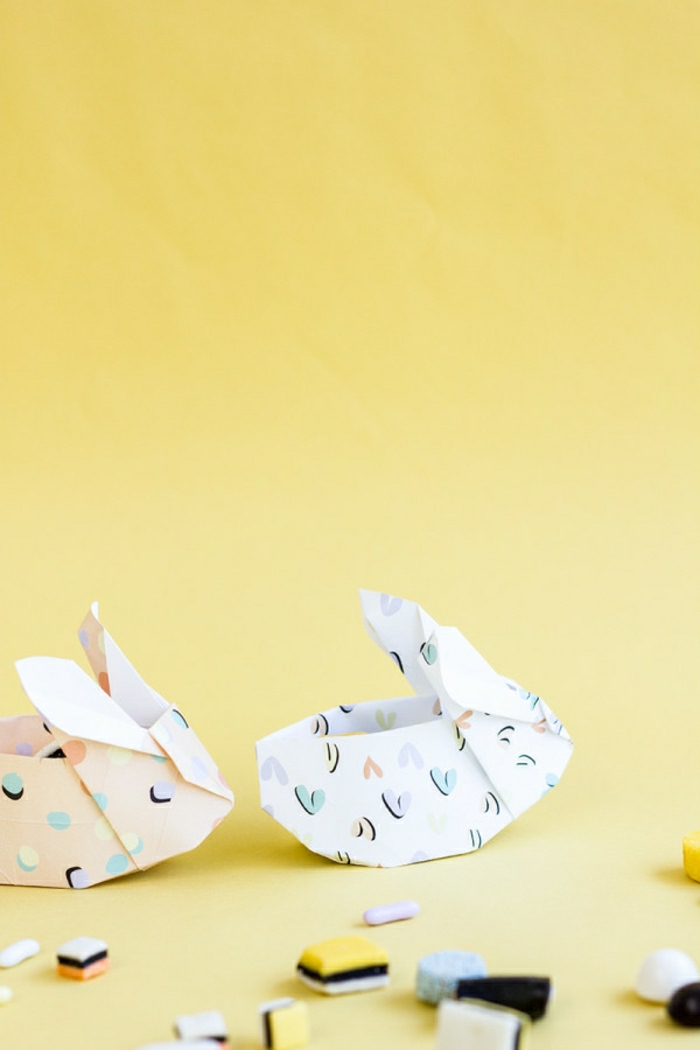 Dekoration für Ostern, Origami Tiere, Hasen aus Papier basteln, zwei gebastelte bunte Hasen