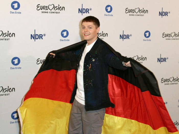 der sänger ben dolic mit der deutschen fahne, der diesjährige eurovision song contest in roterdam wurde wegen coronavirus abgesagt