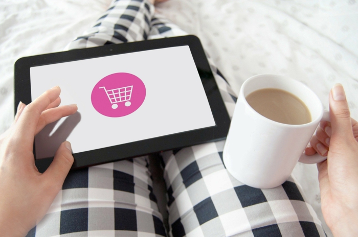 DIY Shop im Internet, Online kaufen, Frau hält Tasse Kaffee, E-Commerce Trend, schwarzes Tablett 
