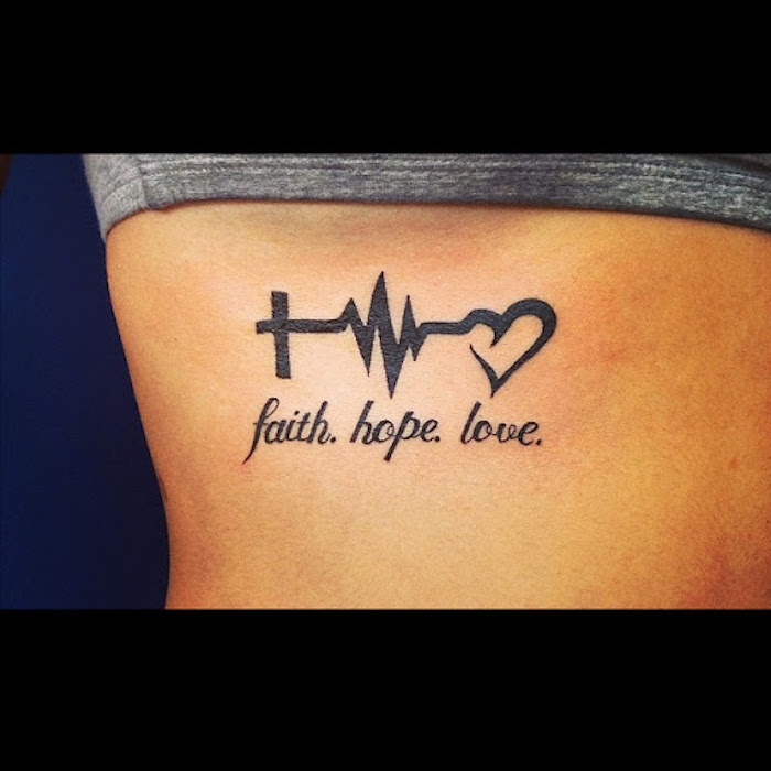 Tattoo an den Rippen, Liebe Glaube Hoffnung, Wörter und Zeichen 