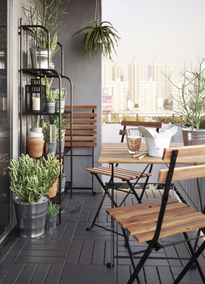 großer Pflanzenständer, Balkon Inspiration, klappbare Stuhle aus Holz, kleine Terrasse gestalten