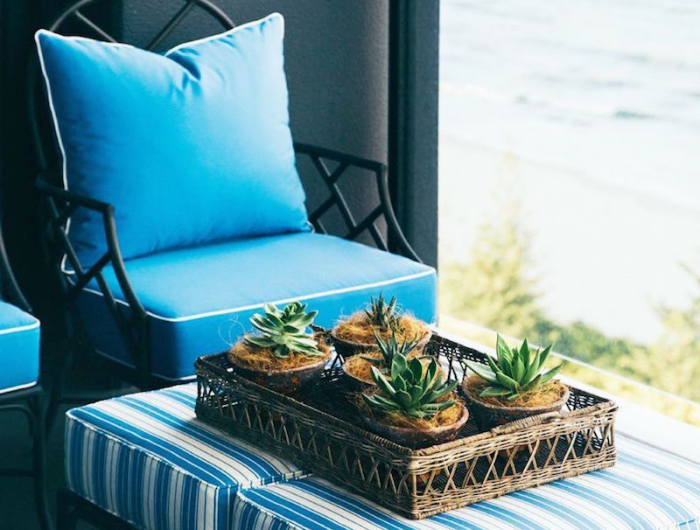 farbige balkonmöbel blauer sessel und ottoman kleiner balkon deko ideen
