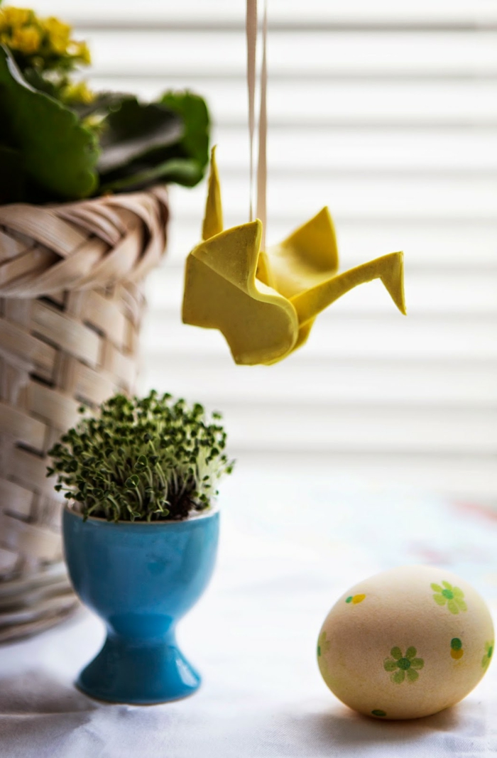 Origami Vogel falten aus gelbem Papier, Dekoration für Ostern, ein bemaltes Ostereie, DIY Idee