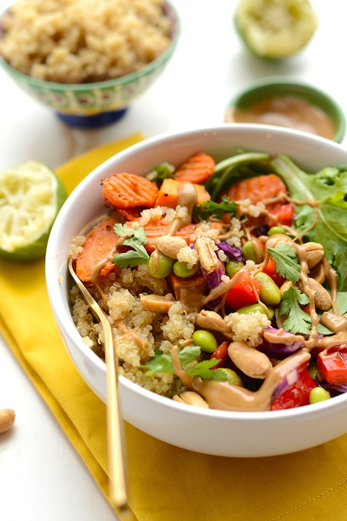 Tahi Kokosnuss Bowl mit Quinoa Karotten Süßkartoffeln Edamame, vegane Hauptgerichte für Gäste, leckere und gesunde Ernährung