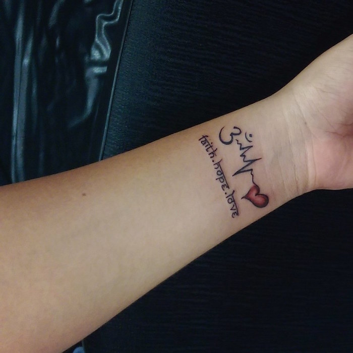 Handgelenk Tattoo für Frauen, Glaube Liebe Hoffnung, rotes Herz 