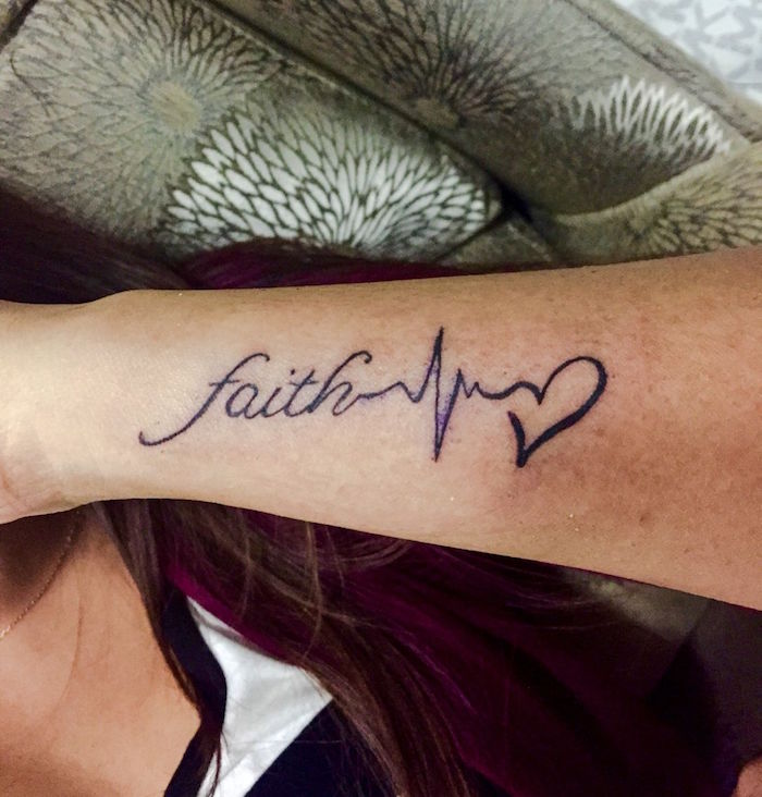 Glaube Liebe Hoffnung Tattoo am Unterarm, kleine Tattoos für Frauen 
