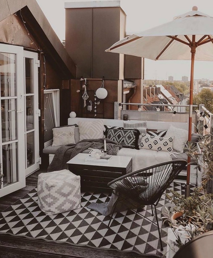 Moderne Einrichtung Terrasse, großes Sofa mit Kissen, schwarz weißer Teppich, großer Schirm, Balkon gestalten Ideen