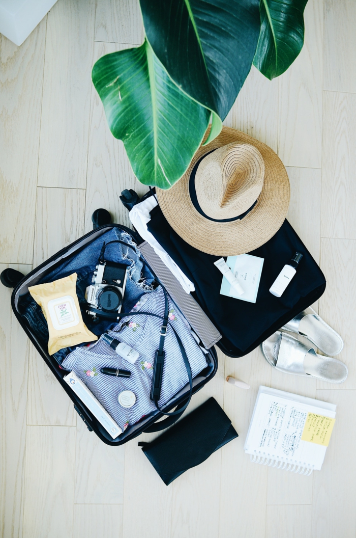 Packen für eine Reisen, kleiner handgepäck koffer, Strohhut und Fotokamera, Klamotten und Accessoires. wie wähle ich den richtigen Reisegepäck