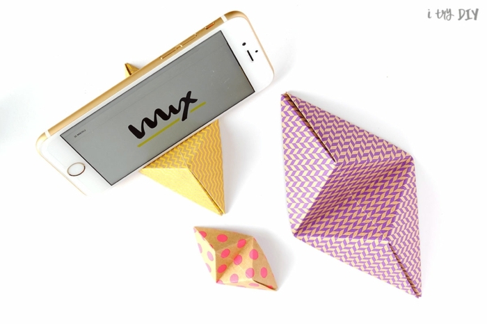 DIY Handyständer aus Papier, origami anleitung, falten mit Kindern Anleitung, zwei Ständer mit einem Handy