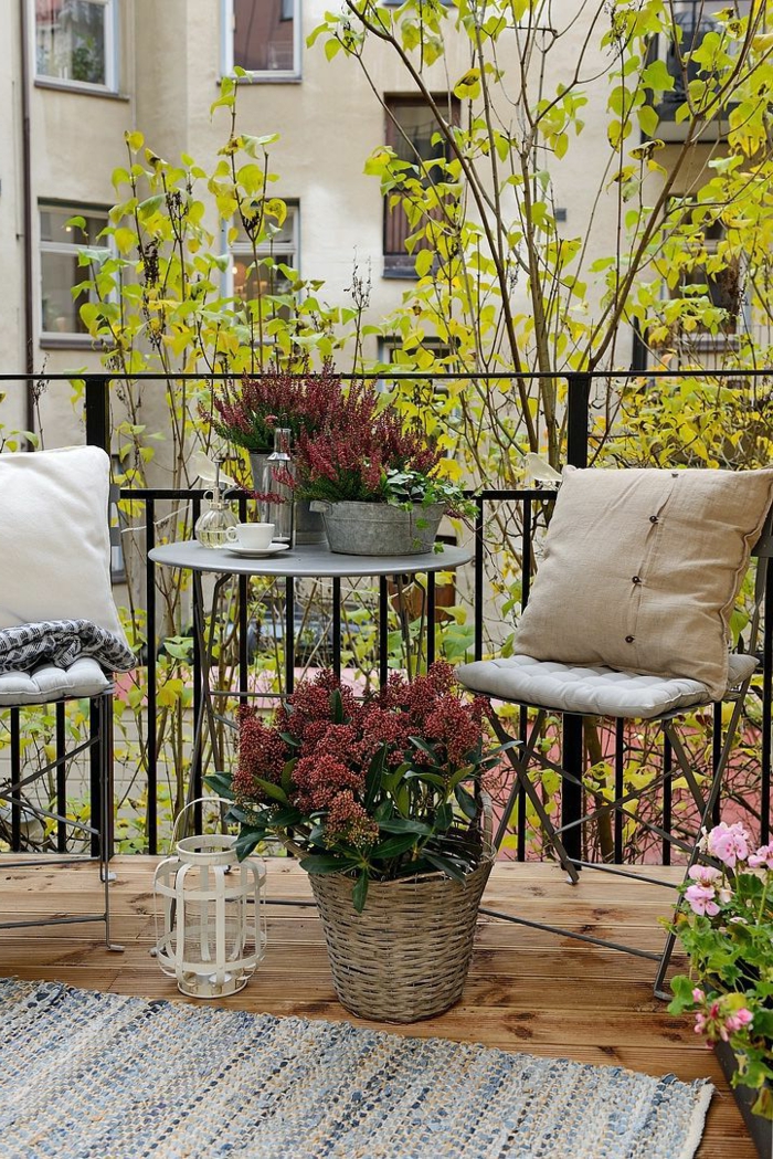 Balkon Inspiration, zwei Gartenstühle mit beigen Kissen, kleine Kaffeetasse auf einem runden Tisch, 