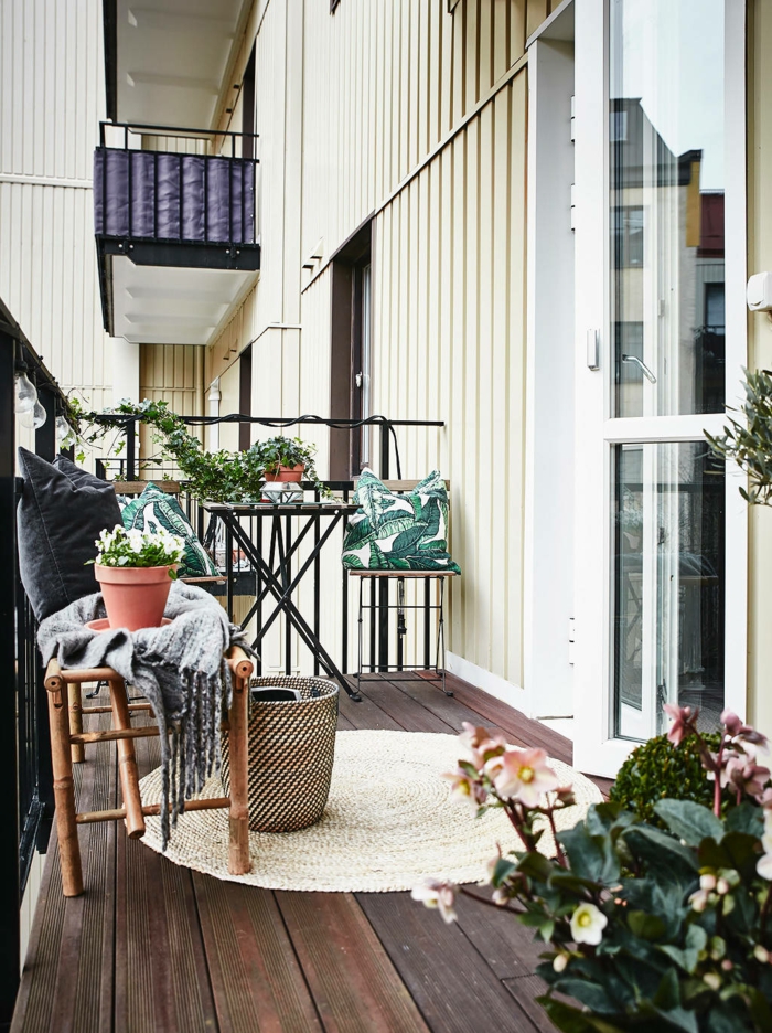 Gemütliche Einrichtung eines kleinen Balkons, runder Teppich. Balkon gestalten Ideen, 
