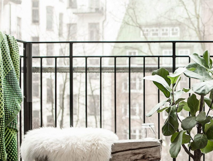 kleine möbel für die terrasse kleine grüne pflanze balkon inspo