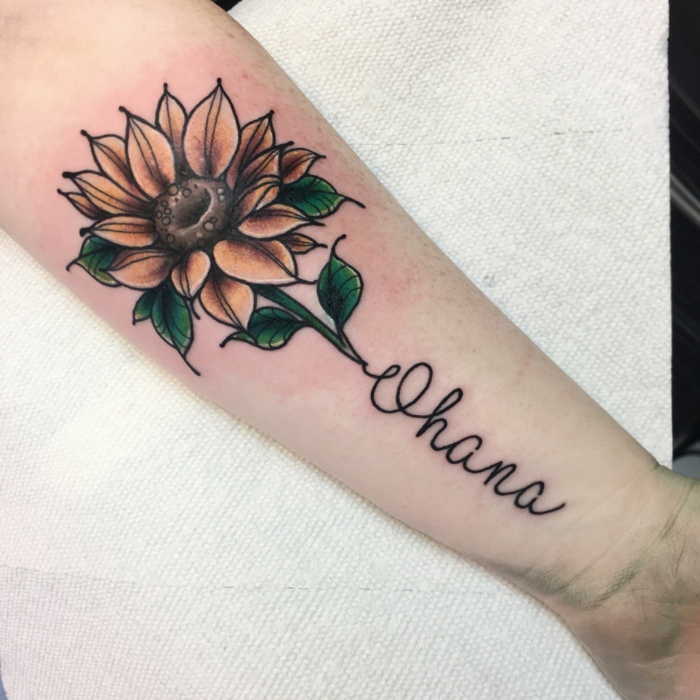 kleine tattoos familie, ohana in kombination mit blume, große sonnenblume am unterarm