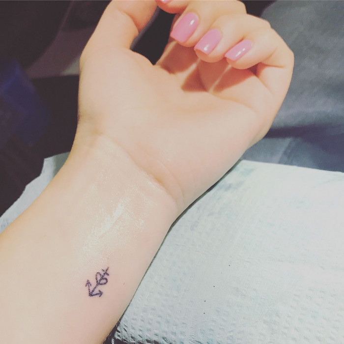 Minimalistische Tattoos, Anker Herz Kreuz Tattoo am Unterarm, rosafarbener Nagellack