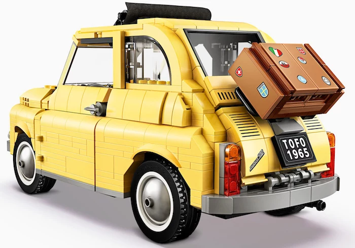 ein lego auto, das meue lego fiat 500 mit einem kleinen braunen koffer mit einem herzen mit den farben der italienischen fahne 