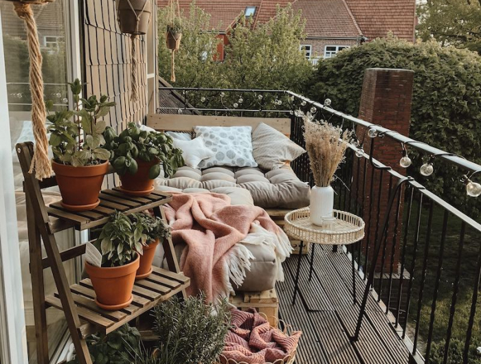kreative balkon inspo kleine terrasse gestalten mit pflanzen balkonmöbel ideen