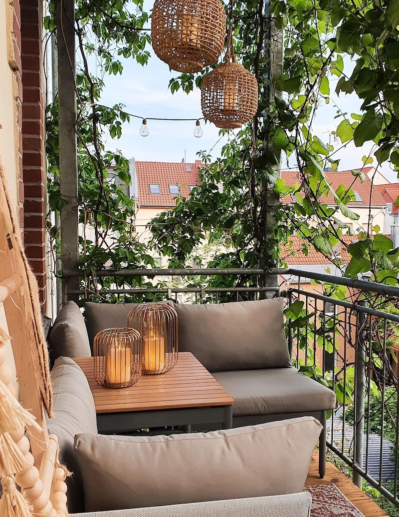 kreative deko ideen terrasse hängende lampen kriechende pflanzen balkon