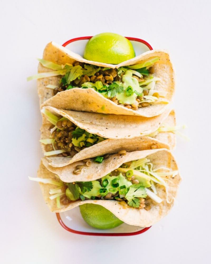 drei Tacos ohne Fleisch, gefüllt mit Linsen und Gemüse und Koriandersauce, veganer Brunch Rezepte, ausgewogene vegane Ernährung