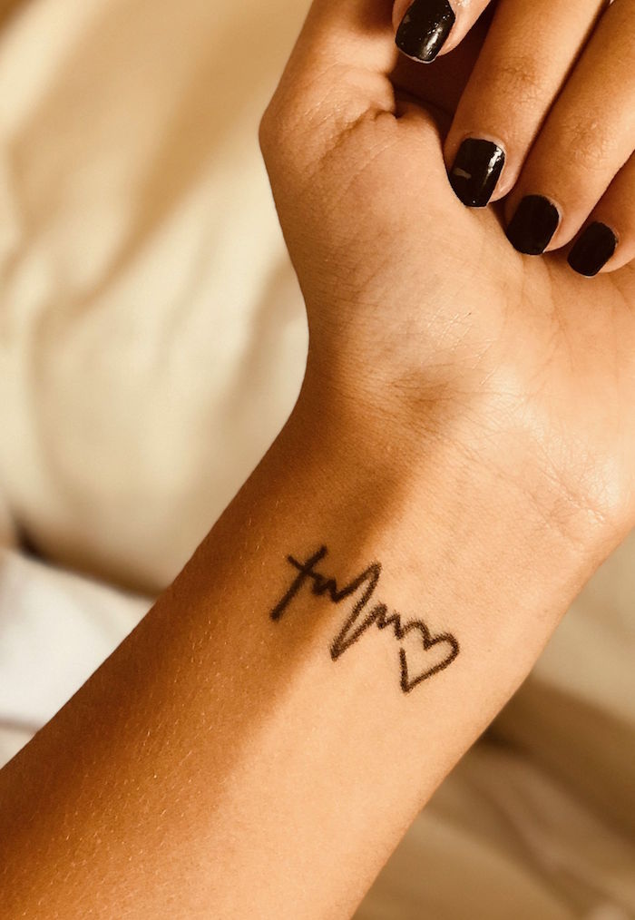 Handgelenk Tattoo Liebe Glaube Hoffnung, schwarzer Nagellack 
