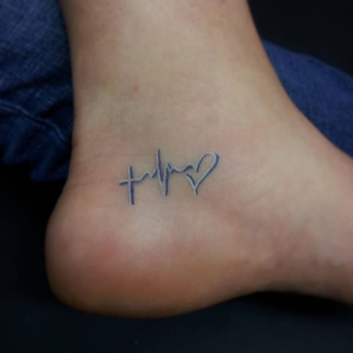 Glaube Liebe Hoffnung Tattoo am Fuß, zweifarbig blau und weiß 