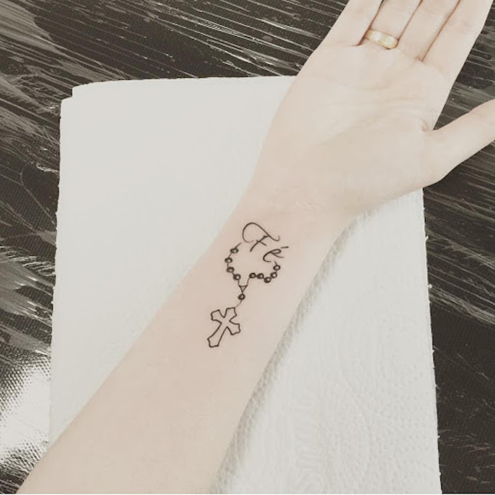 Unterarm Tattoo Rosenkranz mit Kreuz, Buchstaben Fe, Tattoos für Frauen 