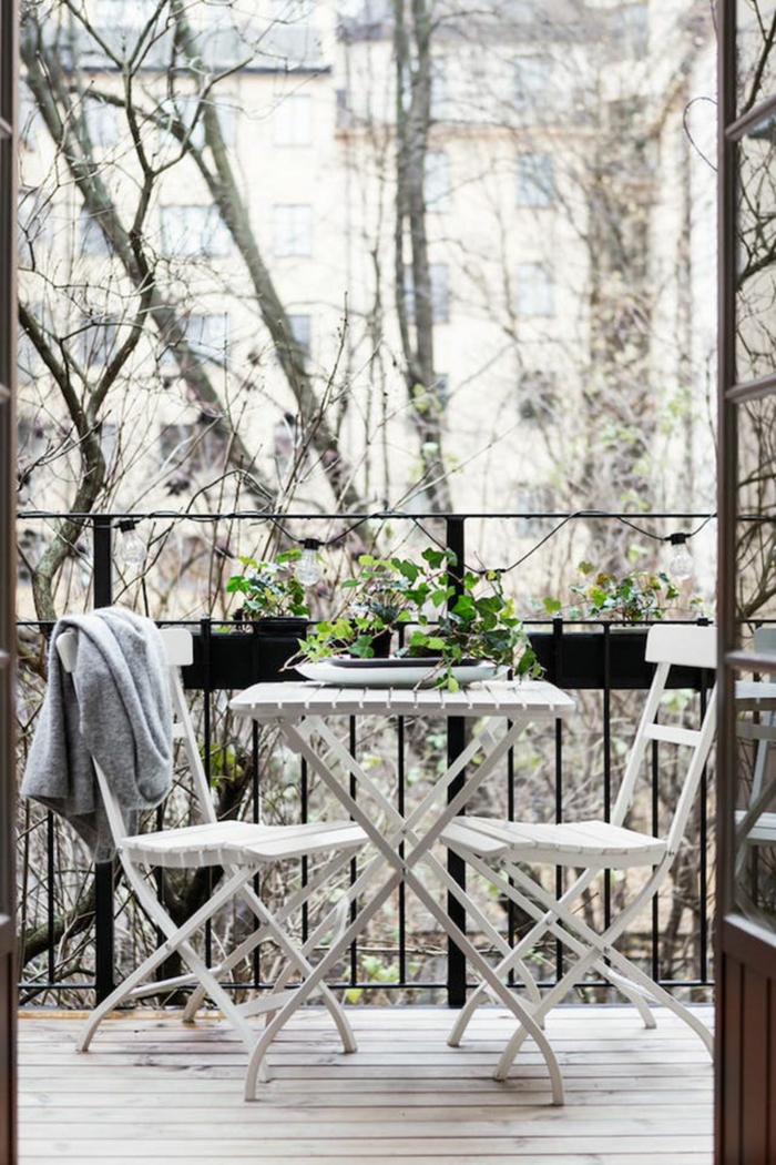 Minimalistische Einrichtung, Balkon Lounge Klein, weißer Tisch und zwei Stühle, schlichtes Design