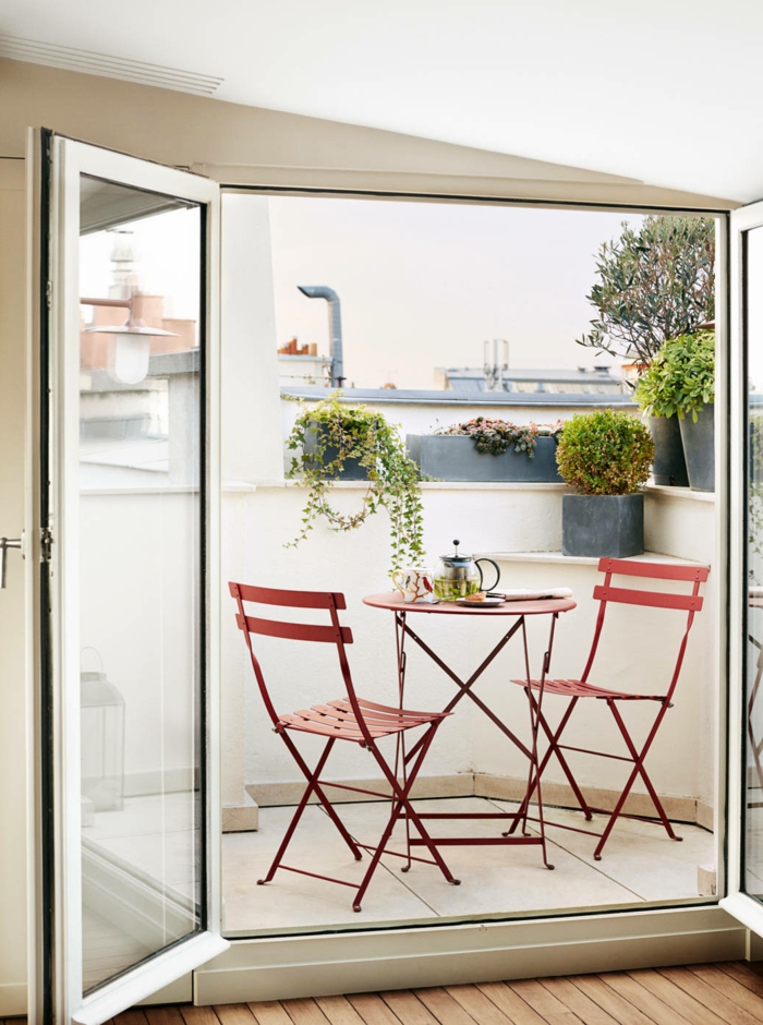 Kaffee und Tee auf der Terrasse genießen, Möbel für kleinen Balkon, rote Stühle und roter Tisch