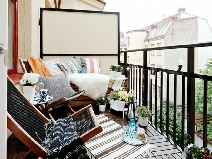 Mini Kino auf der Terrasse mit kuscheligen Decken und Kissen, ein Liegestuhl, Deko für Garten und Terrasse, mittelgroßer Bildschirm