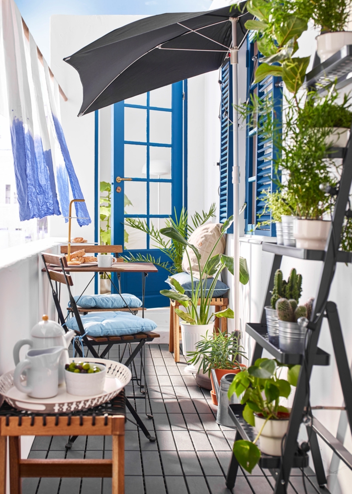 Design von Terrasse im griechischen Stil, blaue Farben, Pflanzenständer mit Kakteen, Ikea Outdoor 