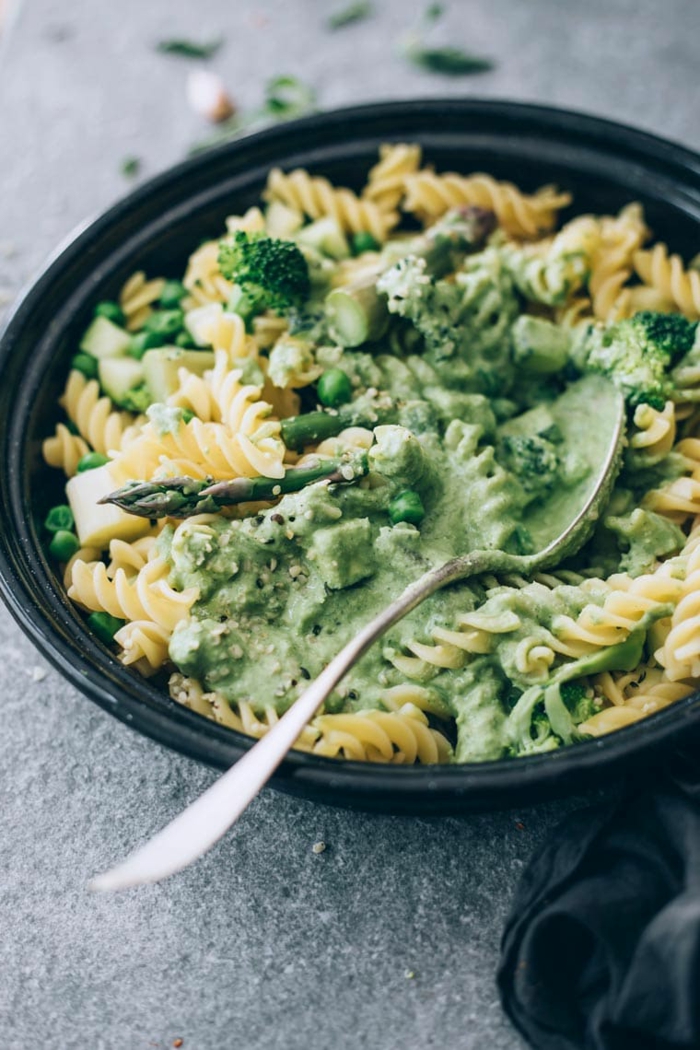 leichte und schnelle Vegane Rezepte für Anfänger, Fussili mit veganem Pesto und Brokkoli, Gericht in einer schwarzen Schale