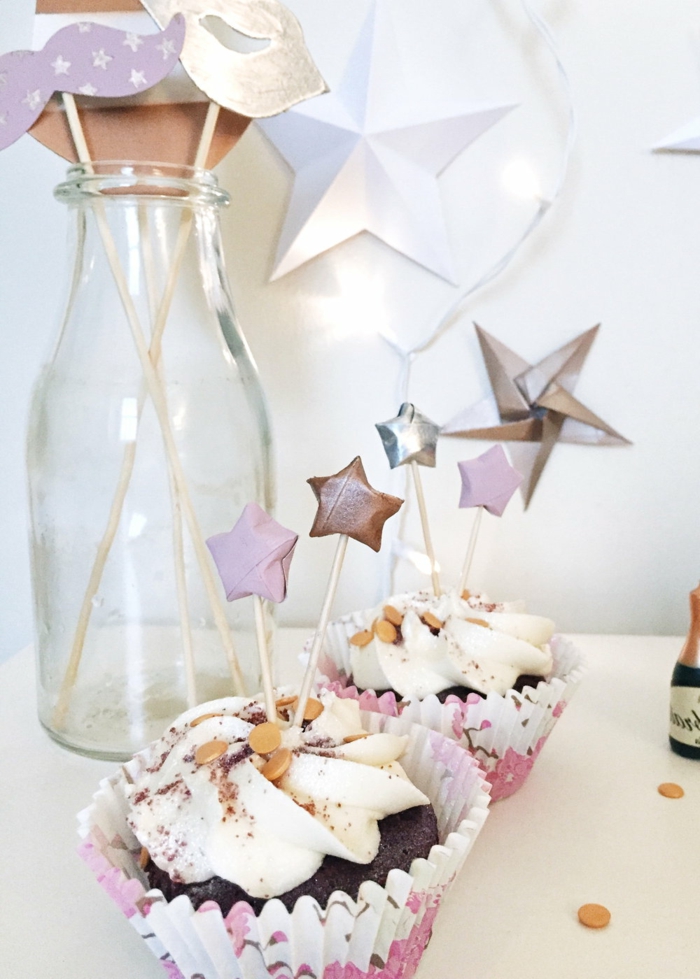 Cupcake Dekoration für Geburtstagsparties, Origami Stern einfach für Kinder, zwei Muffins 