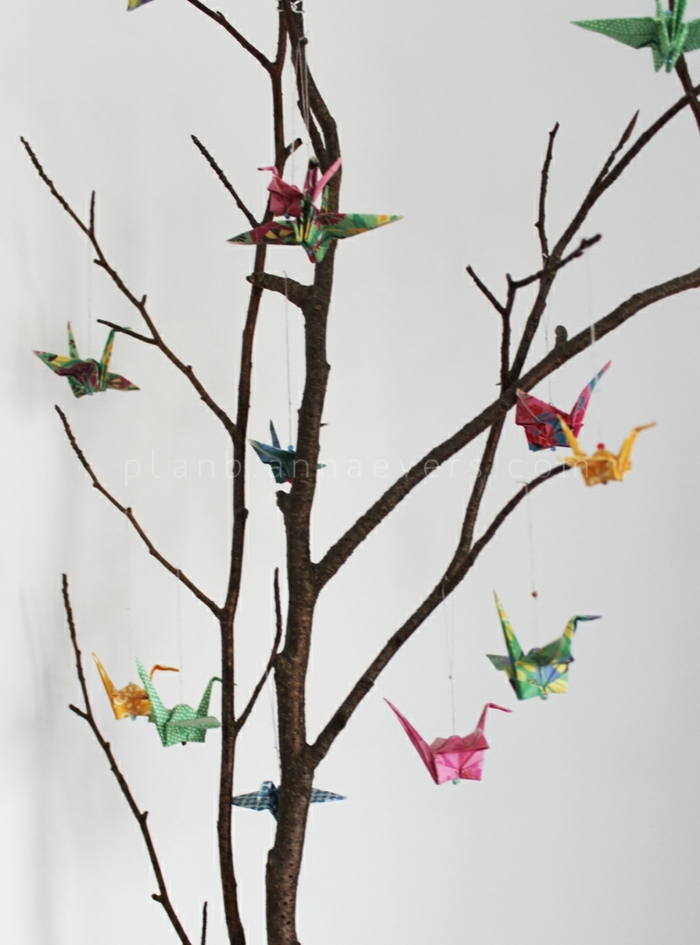 viele Origami hängen von einem kleinen Baum, vogel falten, Dekoration selbst basteln, 