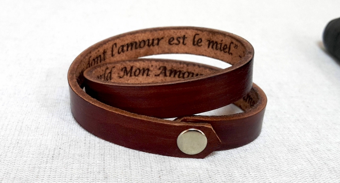 personalisierte geschenke für herren, armband uas braunem leder, lederband mit schriftzug