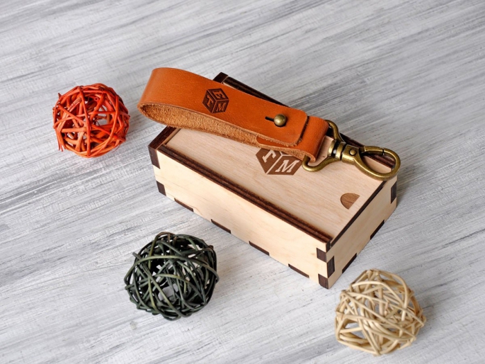 personalisierte geschenke, luxuriöser schlüsselanhänger uas braunem leder und geschnekbox aus holz