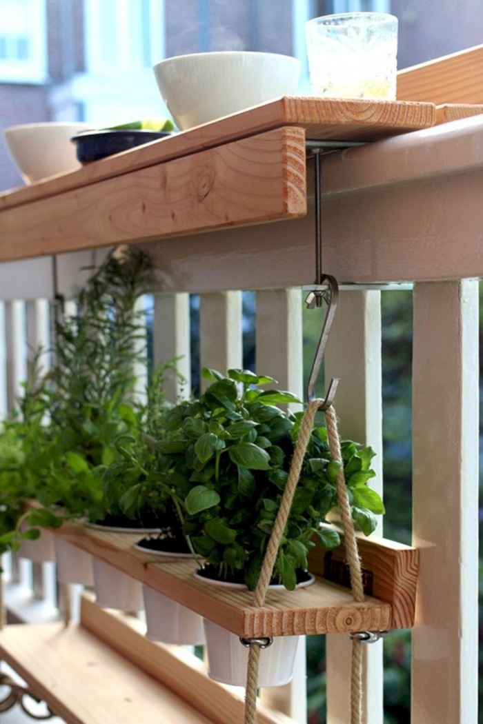 Pflanztisch Ikea aus Holz, aufgehängt auf einer Terrasse, Balkon Ideen, viele grüne Pflanzen