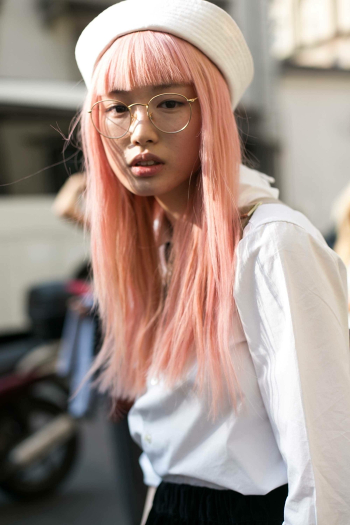 Мädchen mit pinken Haaren und weißer Hut und Hemd, runde Brillen, lange Haare mit Pony, Street Style Tokyo