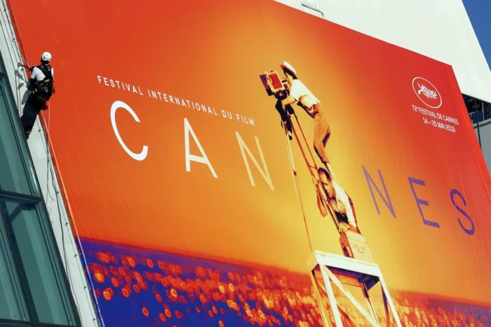 die internationalen filmfestspiele von cannes werden wegen covid 19 verschieben, poster mit mann mit kamera 