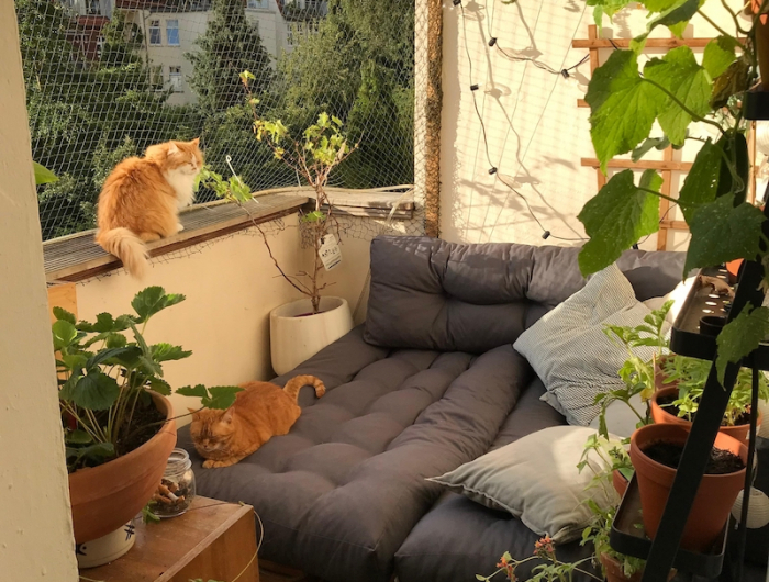 schmal kleiner balkon gestaltung bequeme balkonmöbel grüne pflanzen
