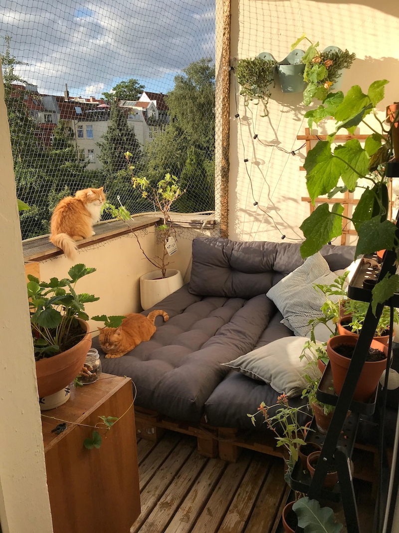 schmal kleiner balkon gestaltung bequeme balkonmöbel grüne pflanzen