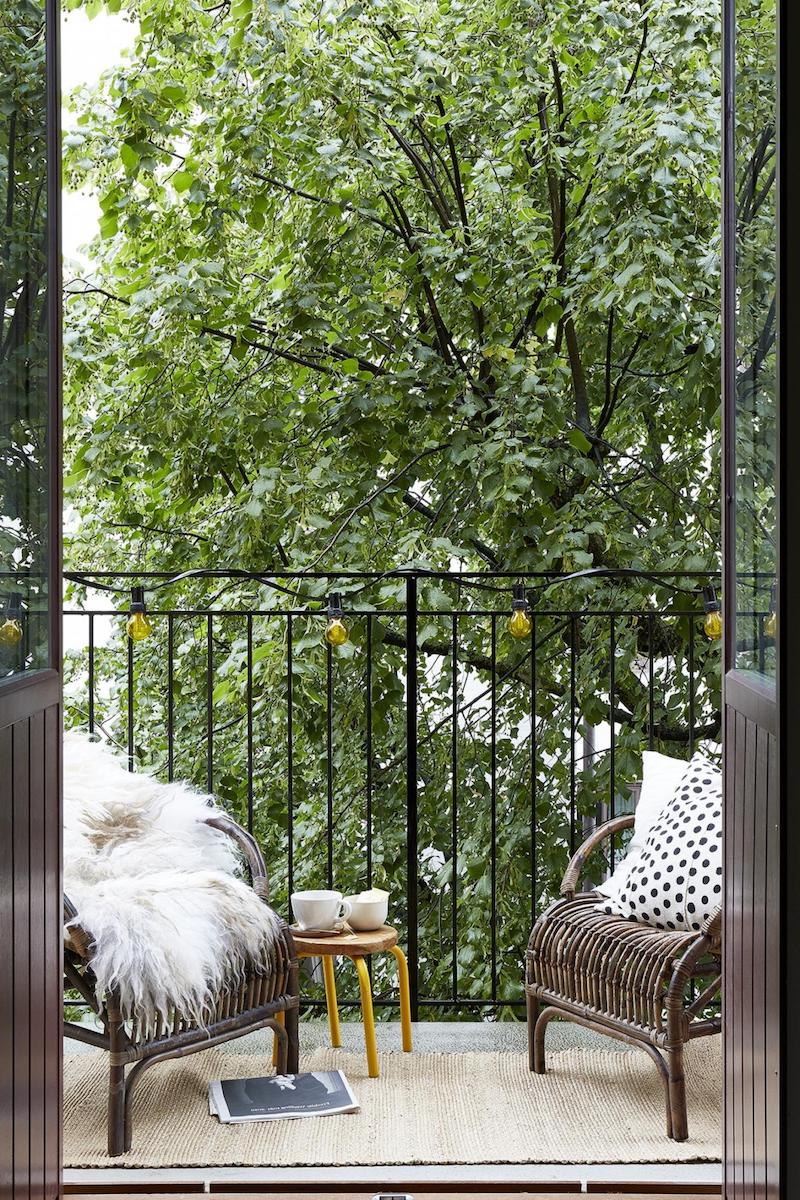 schmal kleiner balkon gestaltung moderne stühle flauschige decke