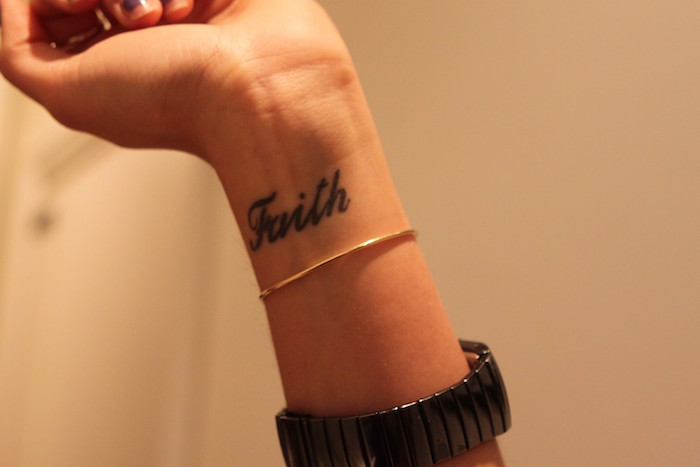 Faith Tattoo am Handgelenk, Tattoo Ideen für Frauen, goldenes Armband