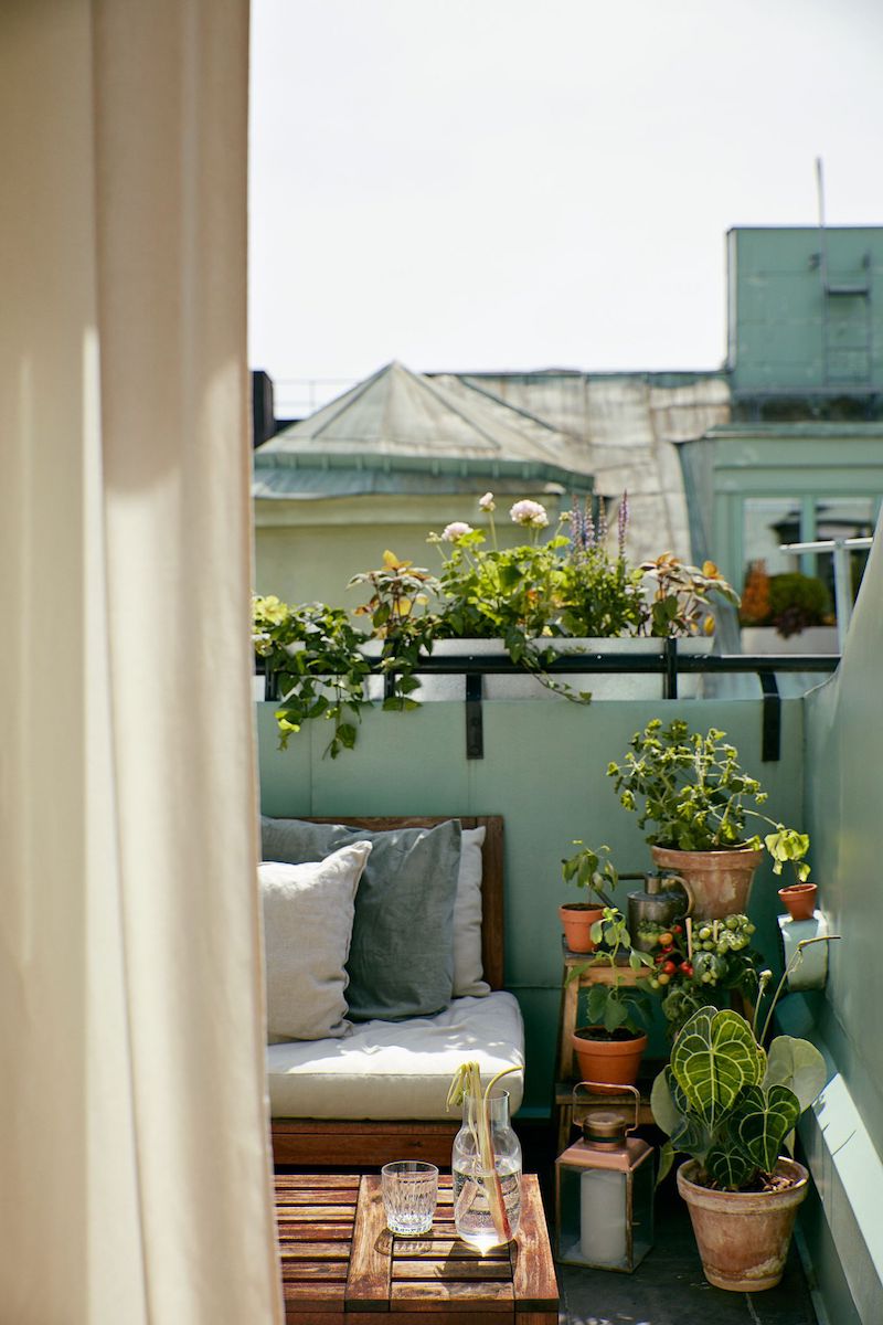 schöne terrasse einrichten kleinen balkon gestalten pflanzen