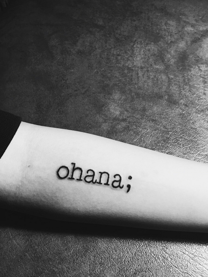 symbol für familie, simple tätowierung in schwarz, ohana am arm, tattoos mit beudetung
