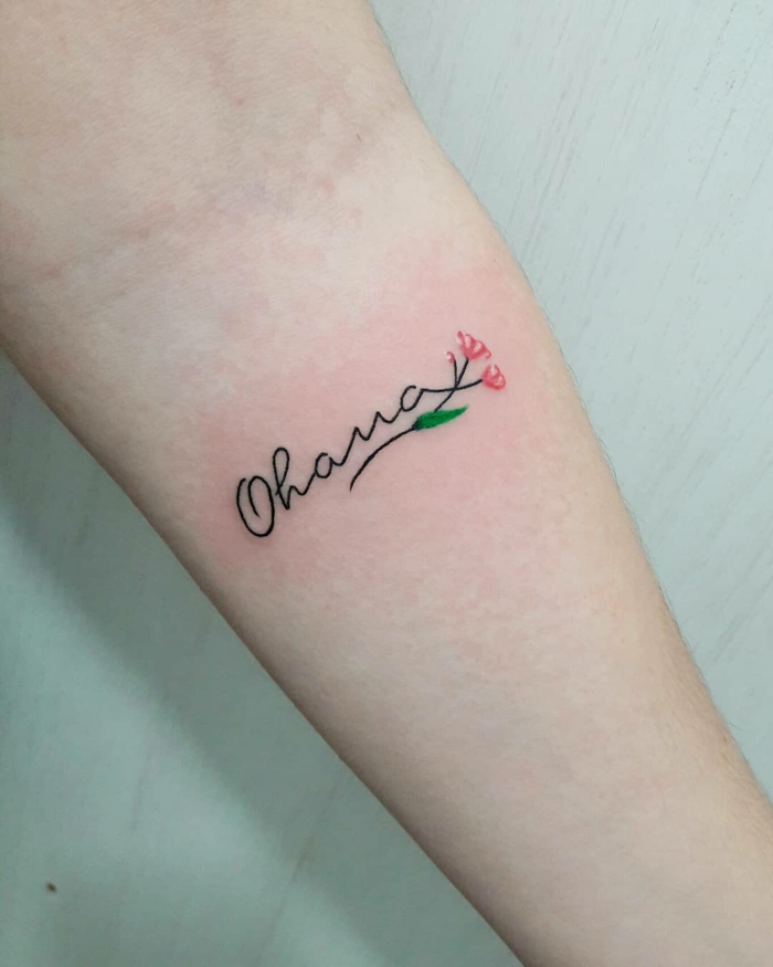 tattoo familie, kleine rote blüten, ohana tätowierung am arm, schriftzug am arm