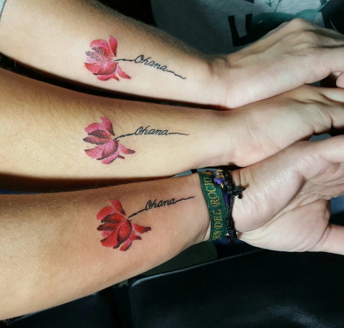 tattoo familie motive für geschwister, identische tätowierungen mit ohana und roter blume as motiv