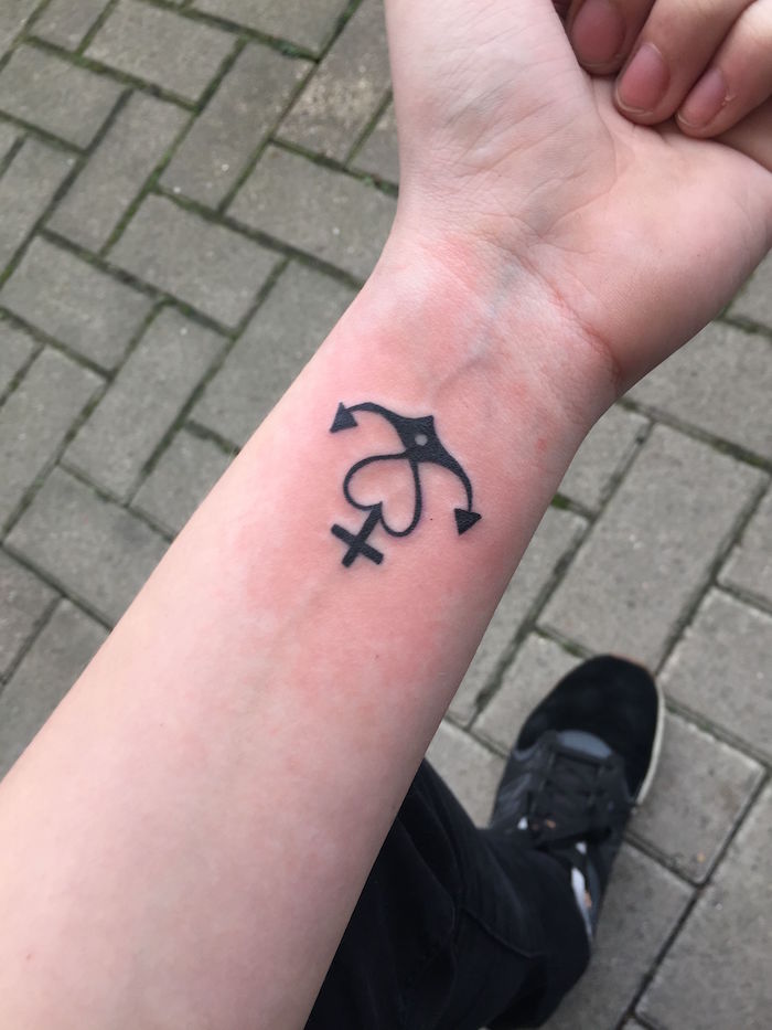 Kleines Tattoo am Handgelenk, Anker Herz und Kreuz Tattoo am Unterarm