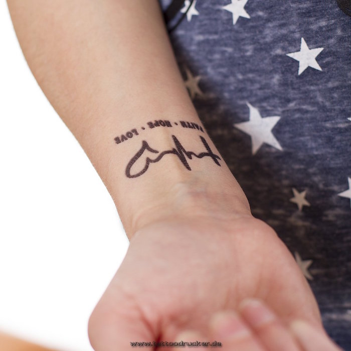 Handgelenk Tattoo Glaube Liebe Hoffnung, blaues Top mit weißen Sternen 