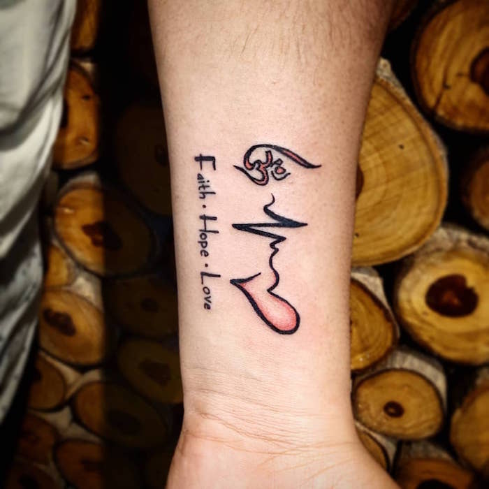 Faith Hope Love Tattoo am Unterarm, rotes Herz, Tattoo Ideen für Männer 