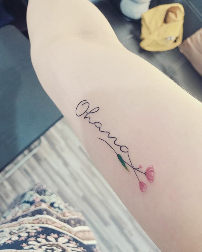 tattoo ideen familie, zwei roten blüten, schriftzug am arm, ohana bedeutung